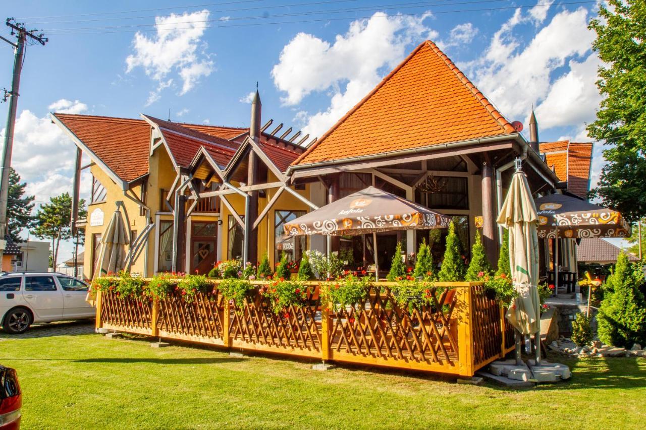 Penzion Tuecsoek Šamorín Buitenkant foto